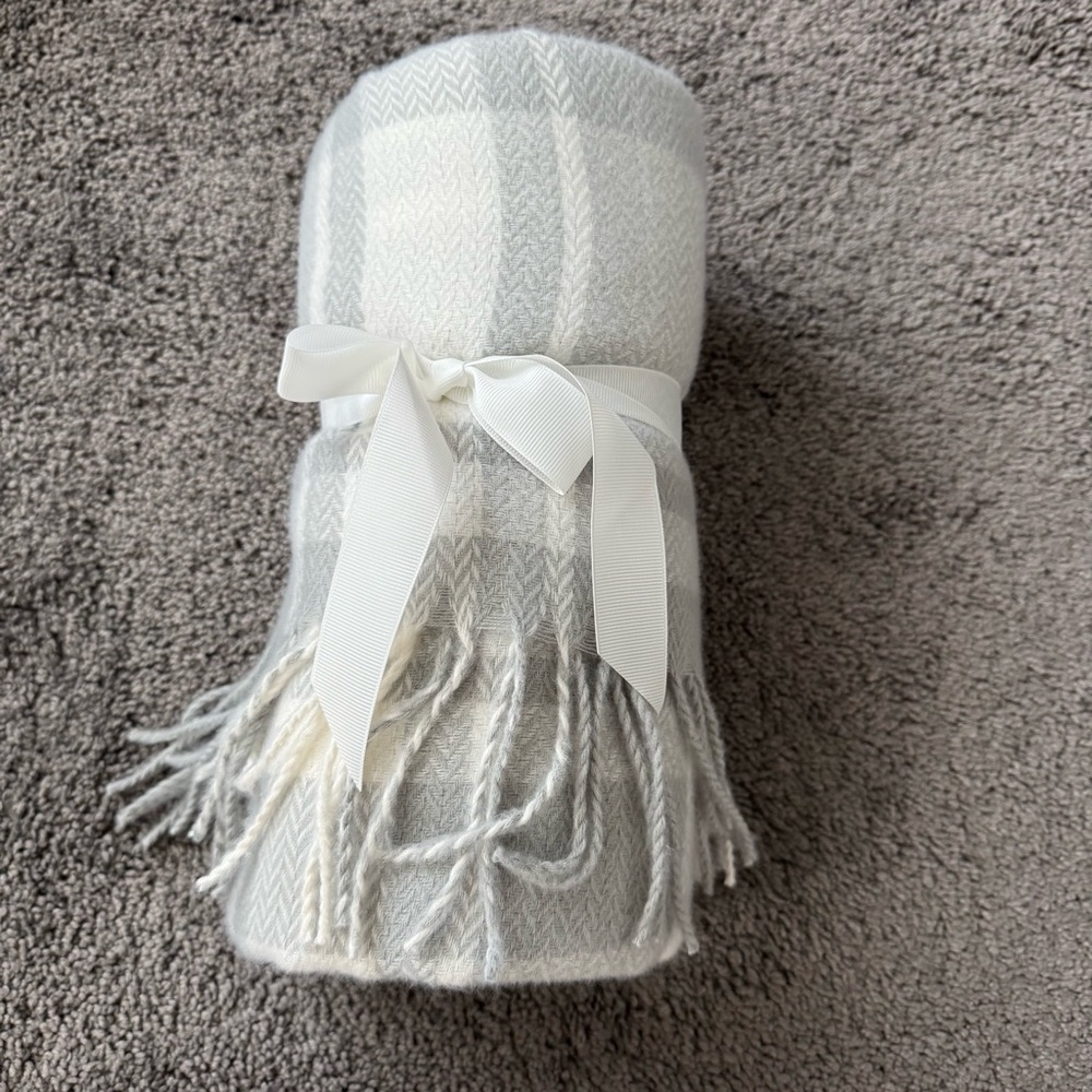 Cozy Plaid Throw Blanket - White and Gray